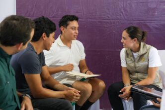 Lleva Ana Paty Peralta servicios y descuentos a familias de la Sm 259