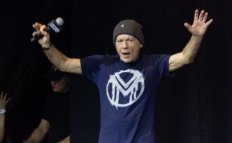 Bruce Dickinson critica por grabar conciertos
