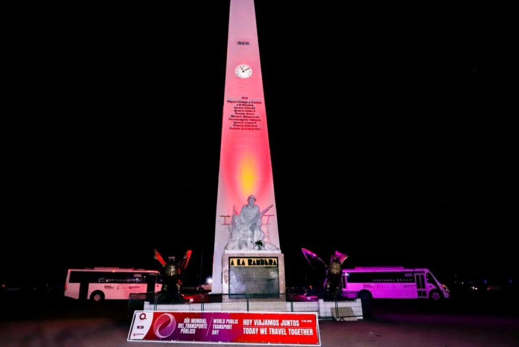 Se suma Quintana Roo al primer Día Mundial del Transporte Público: iluminan Palacio de Gobierno y el Obelisco en la Explanada de la Bandera de Chetumal