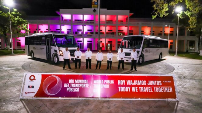 Se suma Quintana Roo al primer Día Mundial del Transporte Público: iluminan Palacio de Gobierno y el Obelisco en la Explanada de la Bandera de Chetumal