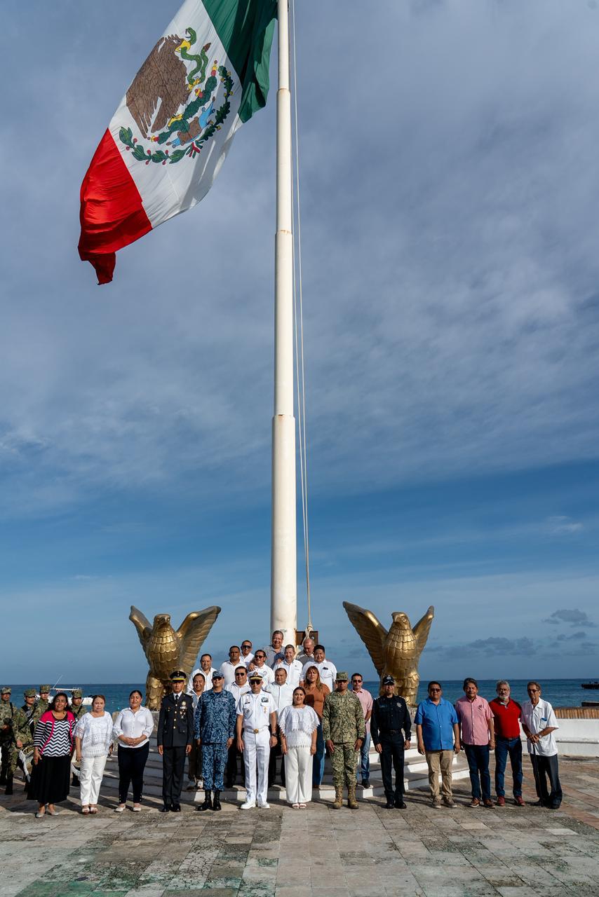 Gobierno Municipal realiza primer izamiento de bandera de abril