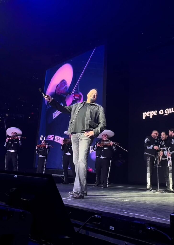 Abuchean a Pepe Aguilar en concierto de Peso Pluma