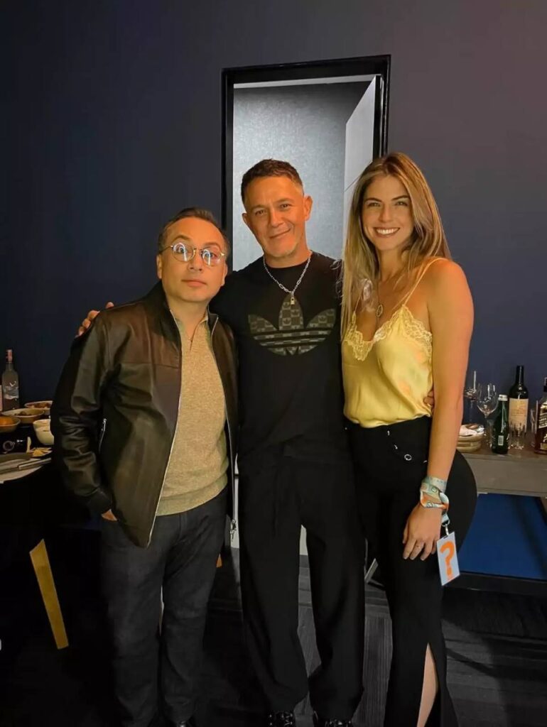 Alejandro Sanz presume su amor con Stephanie Cayo