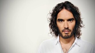 Russell Brand admite haber mantenido una relación con una menor