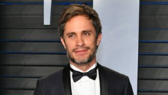 Gael García enfrenta a fan por grabarlo