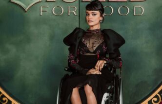 Actriz de Wicked denuncia que aerolínea le negó abordar por su silla de ruedas
