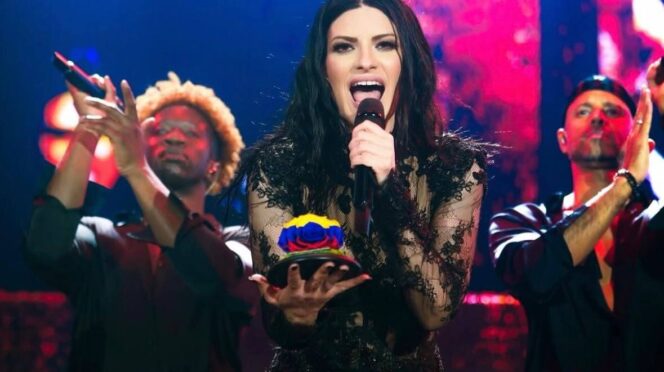 Laura Pausini pide oxígeno en pleno concierto