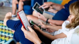 Redes en Grecia: prohibirán uso a menores de 15 años