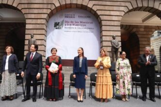 Aumento salarial beneficia a maestros en México