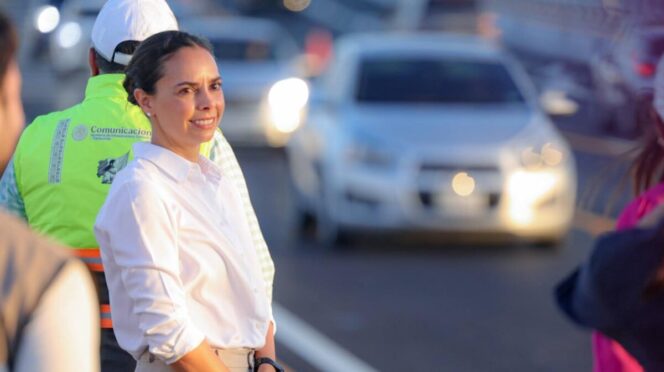 Abren Ana Paty Peralta y Mara Lezama circulación de Puente Vehicular Nichupté