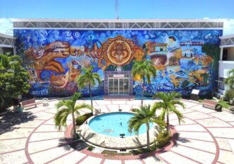 Con el respaldo del gobierno de Estefanía Mercado, “(a) Cortando Bordes” reúne a 39 artistas y 55 “Collages” en la Galería de Arte de Playa del Carmen