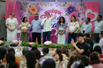 Gino Segura convive con madres de familia de distintos sectores laborales en Chetumal