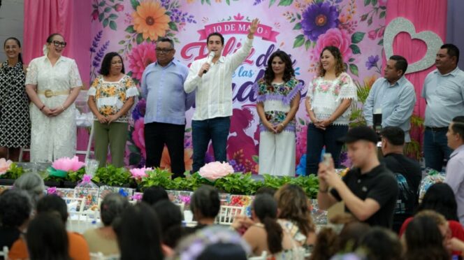 Gino Segura convive con madres de familia de distintos sectores laborales en Chetumal