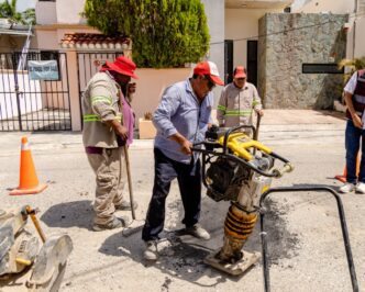 Mejora gobierno de Tulum movilidad en colonia Villas Tulum con jornada de bacheo