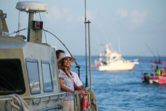 Rinde Mara Lezama homenaje a hombres caídos del mar con ofrenda floral en Cozumel