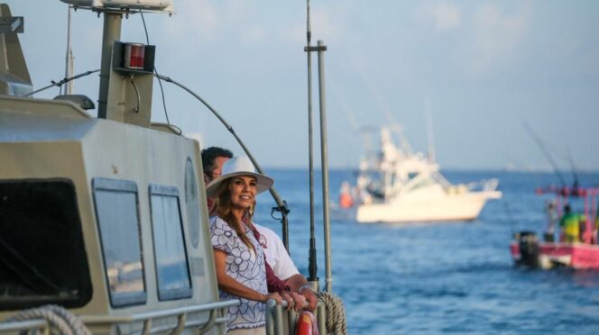 Rinde Mara Lezama homenaje a hombres caídos del mar con ofrenda floral en Cozumel