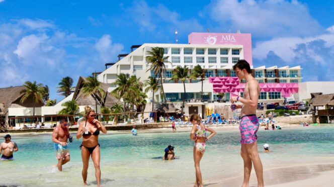 Turistas y locales disfrutan de Playa Norte, una de las mejores playas de México