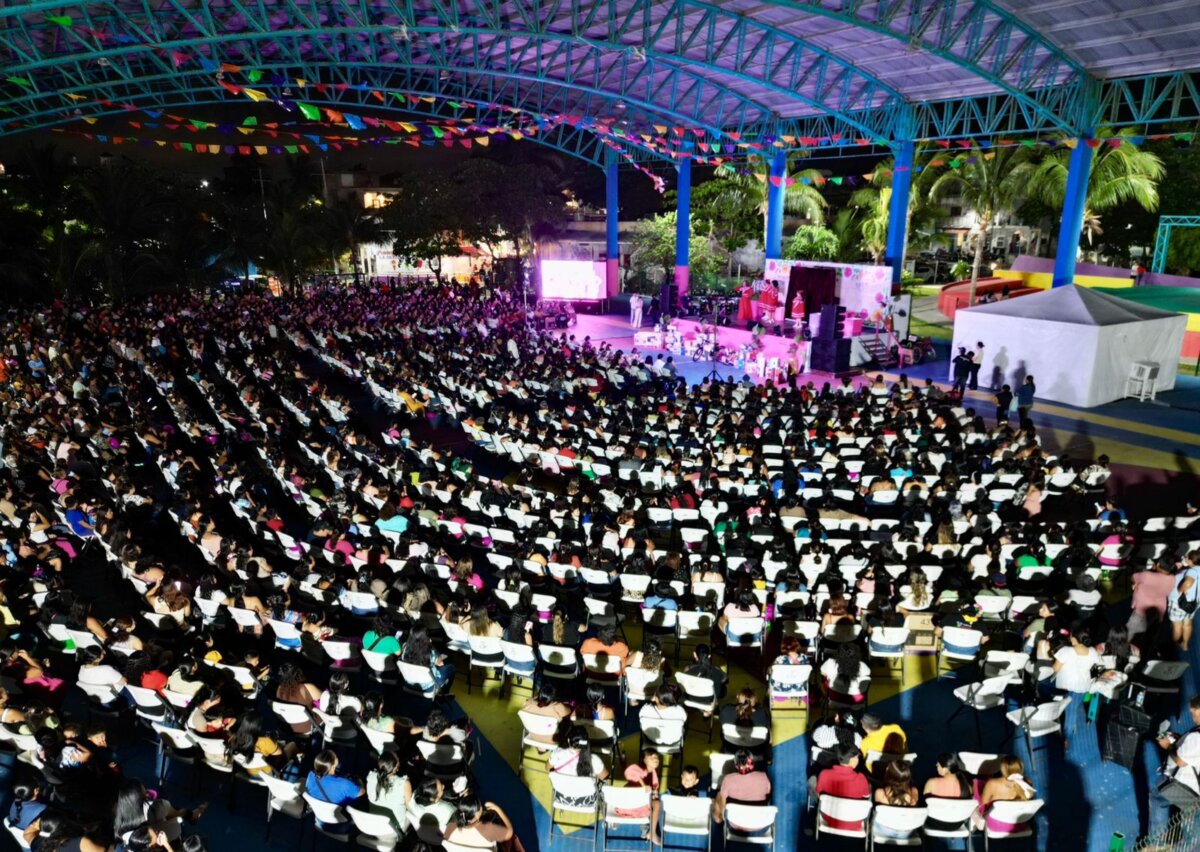 Atenea celebra a las madres de Isla Mujeres con música, show cómico y muchos regalos