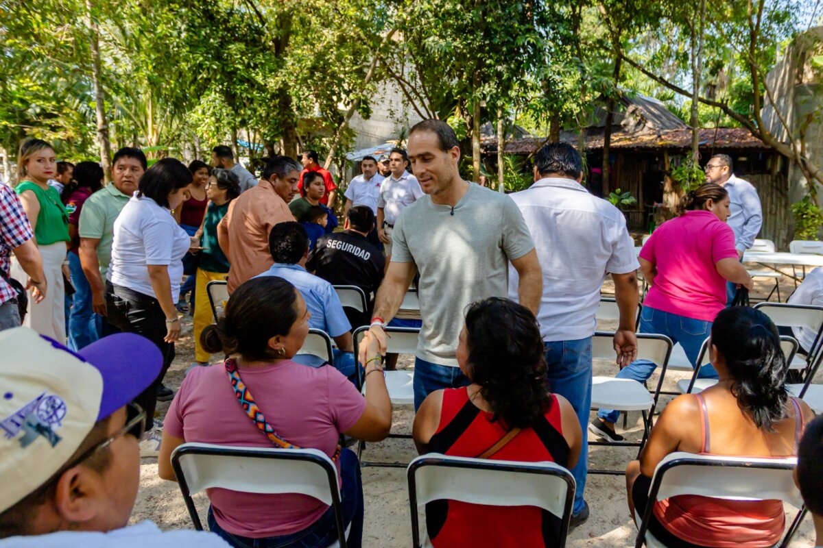 Atiende Diego Castañon a familias de Yax Balam con apoyo para certeza jurídica y servicios sociales gratuitos