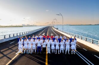 Posa Cancún para histórica foto en el Puente Nichupté