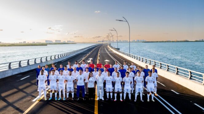 Posa Cancún para histórica foto en el Puente Nichupté