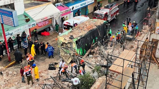 Colapsa fachada en CDMX; hay cuatro lesionados