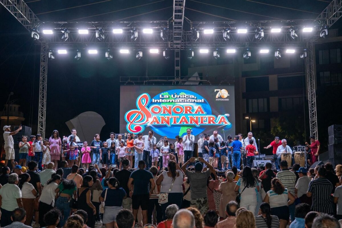 Chacón y Diana Sosa celebran con más de 8 mil mamás cozumeleñas con el concierto de la Sonora Santanera