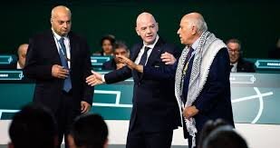 Tensión en FIFA: dirigente palestino rechaza saludo israelí