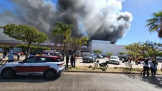 Incendio en plaza comercial deja muertos y heridos en Los Mochis| VIDEO