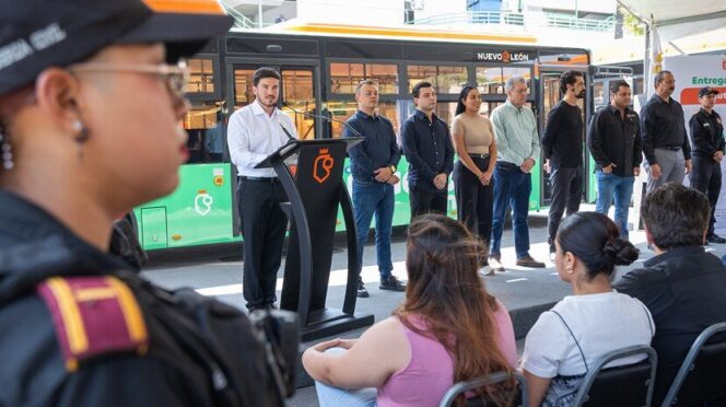 Entregan 21 nuevas unidades de rutas urbanas
