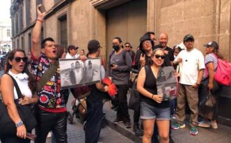 Fans de U2 colapsan afuera de Palacio Nacional