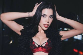 Kenia OS se le desabrocha el corset en pleno concierto