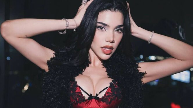 Kenia OS se le desabrocha el corset en pleno concierto