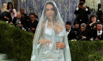 Georgina impacta con look religioso en Met Gala