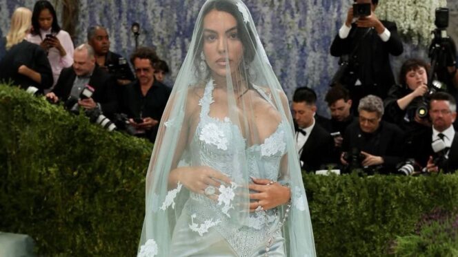 Georgina impacta con look religioso en Met Gala