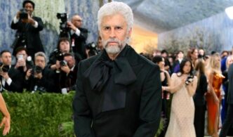 Bad Bunny impacta como anciano en Met Gala