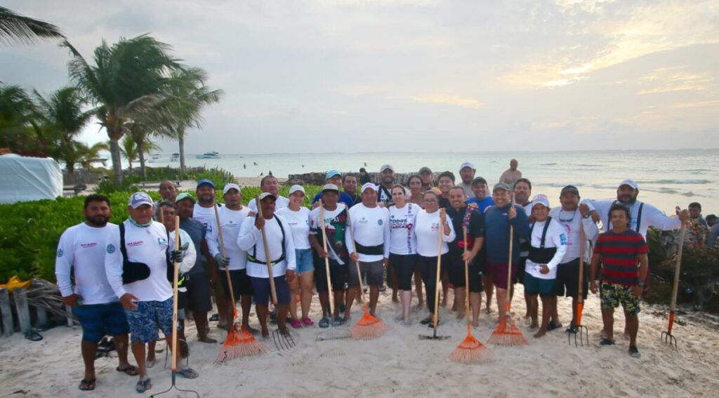 Gobierno de Isla Mujeres responde con rapidez al recale atípico de sargazo