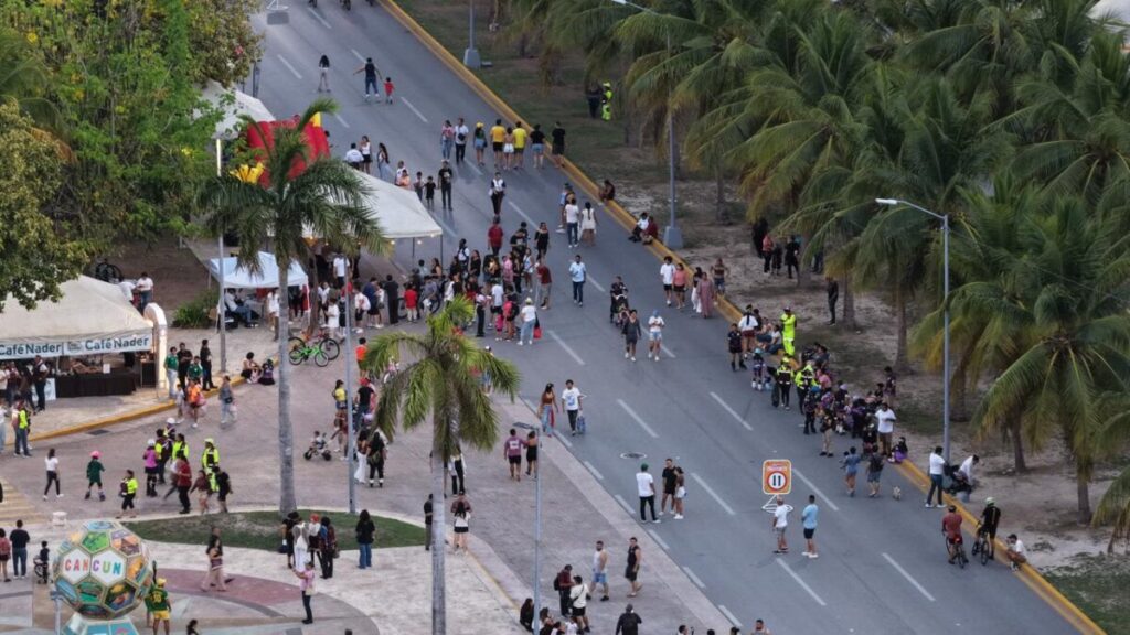 Todo un éxito el primer paseo cancunense nocturno