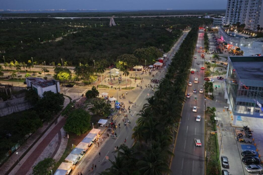 Todo un éxito el primer paseo cancunense nocturno