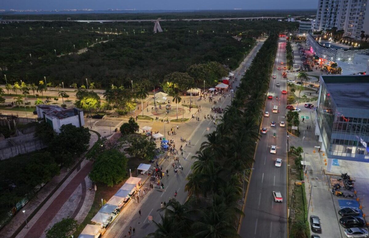 Todo un éxito el primer paseo cancunense nocturno