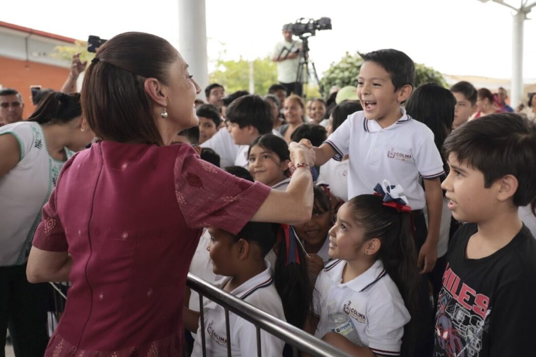 Claudia Sheinbaum entrega Beca Rita Cetina en Colima