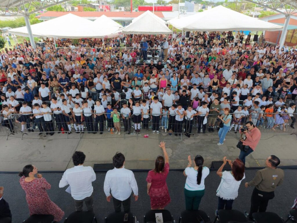 Claudia Sheinbaum entrega Beca Rita Cetina en Colima
