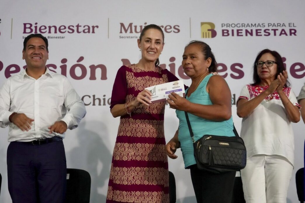 Claudia Sheinbaum entrega pensión Mujeres Bienestar