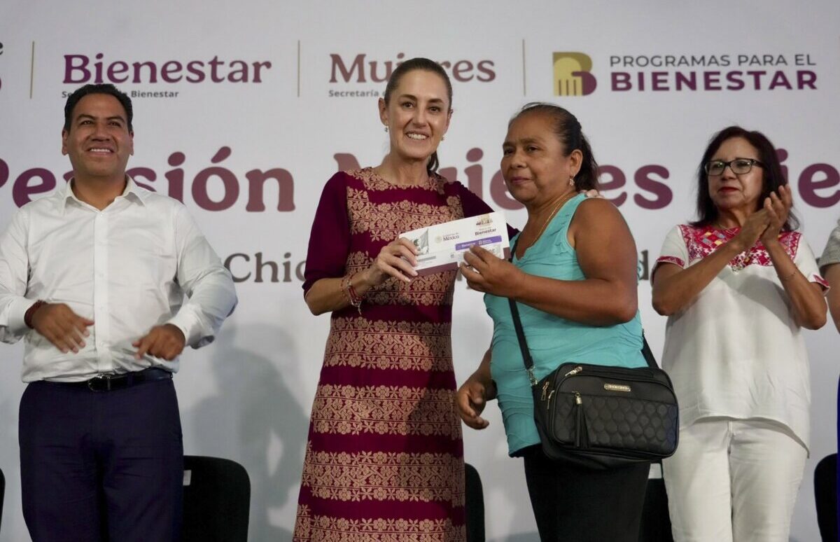 Claudia Sheinbaum entrega pensión Mujeres Bienestar