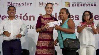 Claudia Sheinbaum entrega pensión Mujeres Bienestar