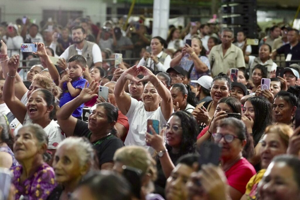 Claudia Sheinbaum entrega pensión Mujeres Bienestar