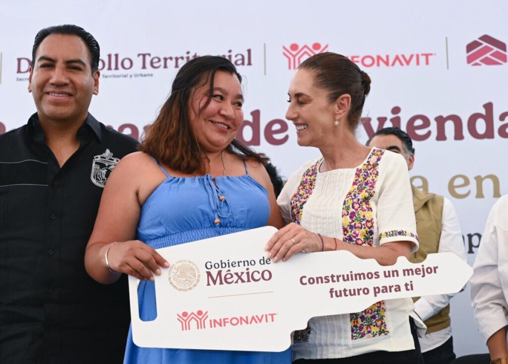 Sheinbaum entrega viviendas en Tuxtla Gutiérrez y defiende que el programa aporta 1% al PIB de México