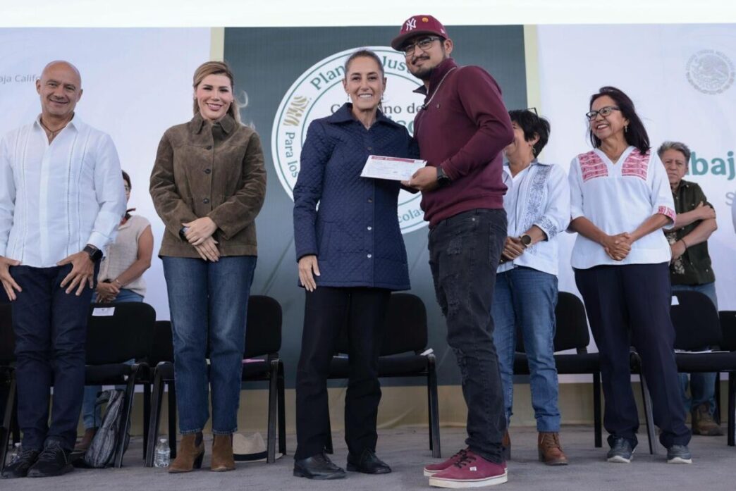 Claudia Sheinbaum incia entrega de 36 mil tarjetas de mejoramiento de vivienda a trabajadores agrícolas de San Quintín