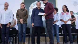 Claudia Sheinbaum incia entrega de 36 mil tarjetas de mejoramiento de vivienda a trabajadores agrícolas de San Quintín