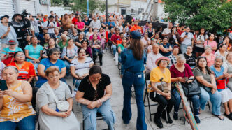 Van por calles y mercado de El Retiro